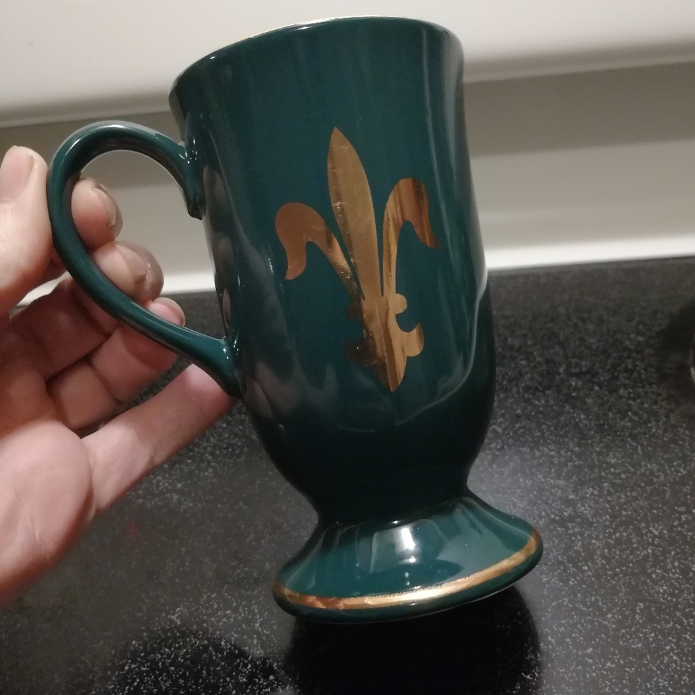 ⬇️ Green Gold Fleur-de-lis Mug by Hornsea